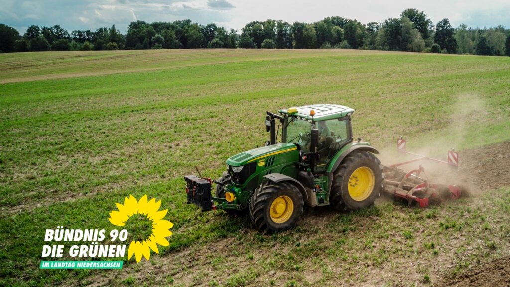 Ein Trecker pflügt ein Feld.