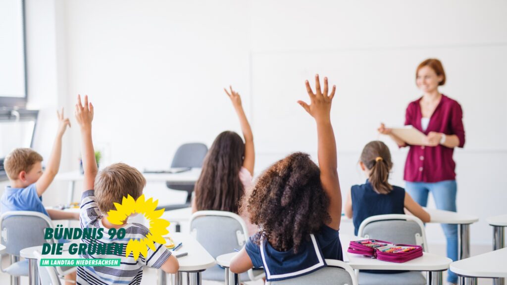 Eine Unterrichtssituation in einer Schule, viele Kinder melden sich.
