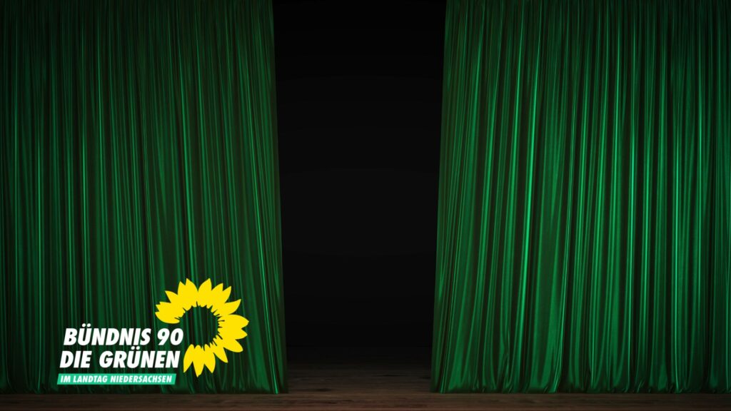 Ein grüner Vorhang, der sich schon halb geöffnet hat.