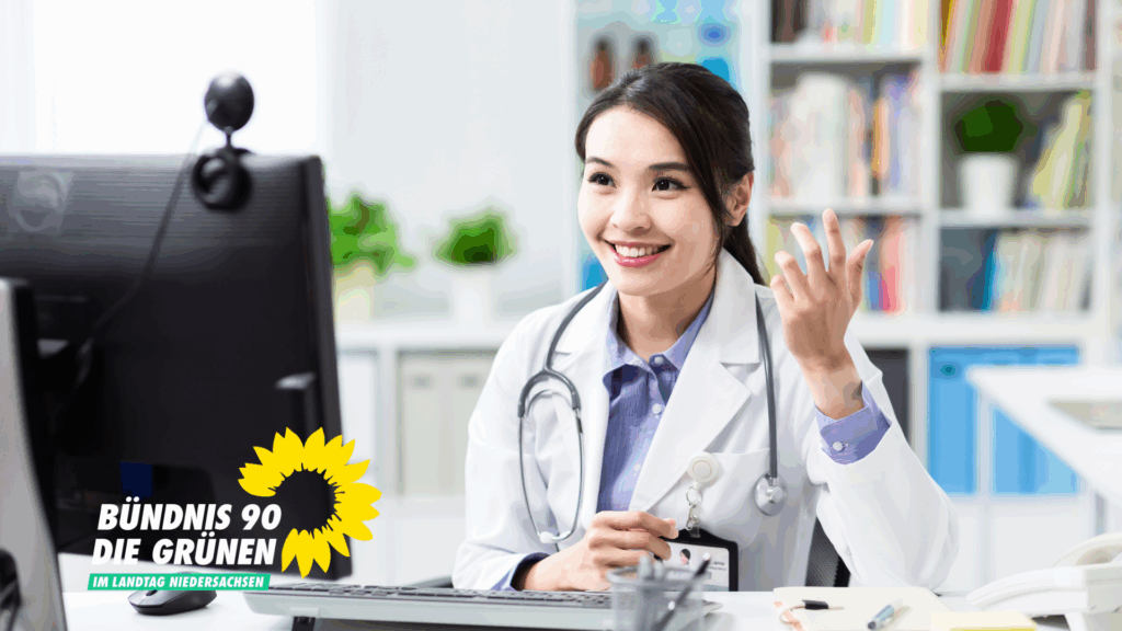 Ein Ärztin sitzt im Büro vor ihrem Computer.