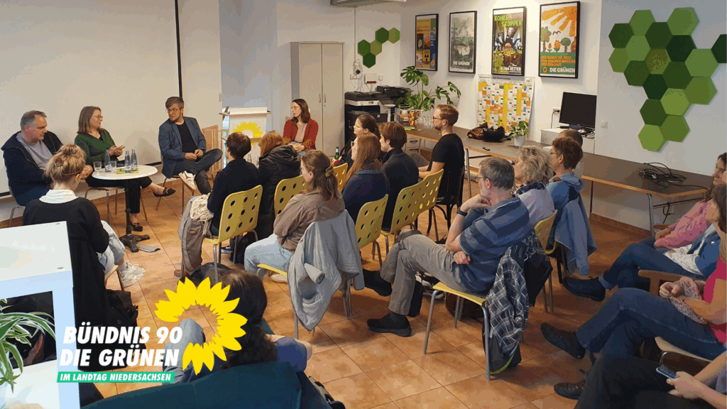 Podiumsteilnehmende und Gäste der Veranstaltung "Wie gefährlich ist die AfD in Niedersachsen"