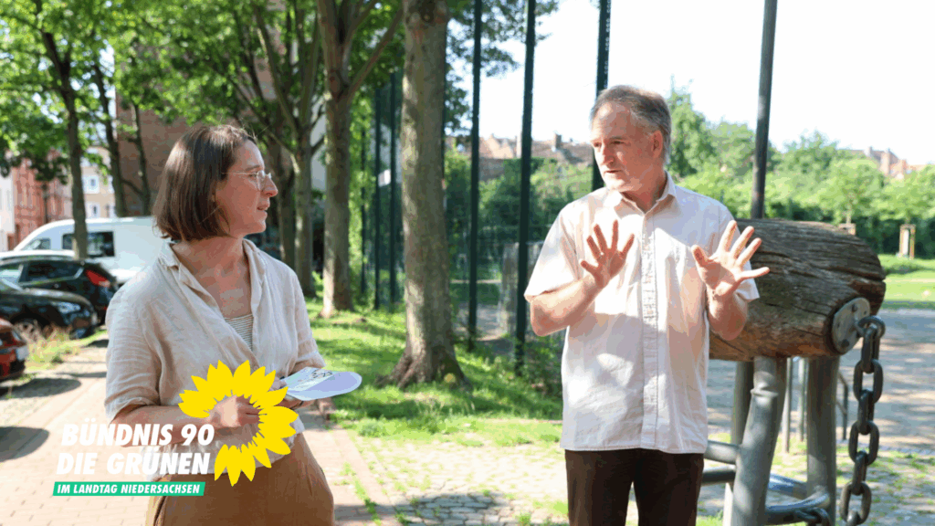 Swantje Schendel bei sonnigen Wetter im Gespräch mit einem Mann im Rahmen ihrer Sommertour