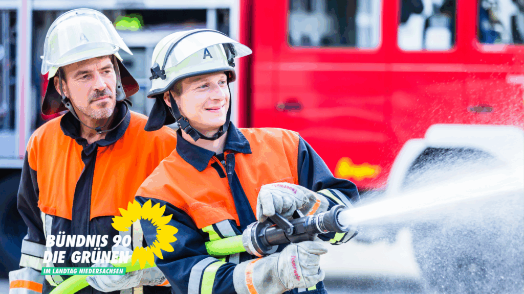 Zwei Feuerwehrleute im Löscheinsatz