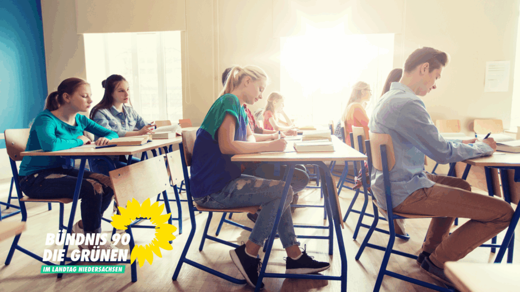 Konzentrierte Schüler*innen einer Oberstufe sitzen in einem Klassenzimmern an ihren Pulten.