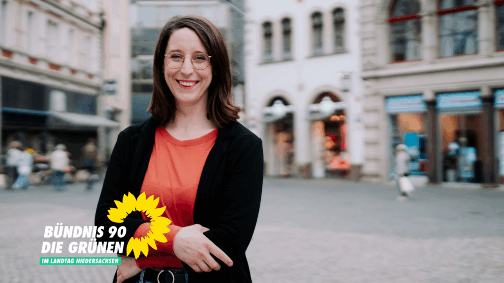 Swantje Schendel steht mit verschränkten Armen auf dem Kohlmarkt in Braunschweig und blickt dich mit einem Lächeln optimistisch an.