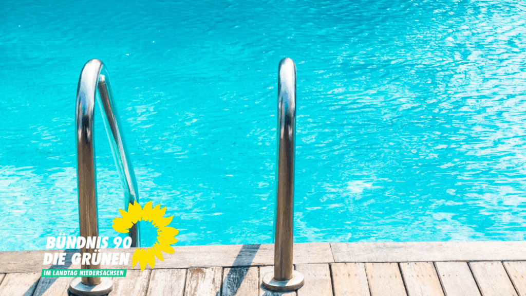 Einstieg zu einem Freibadbecken