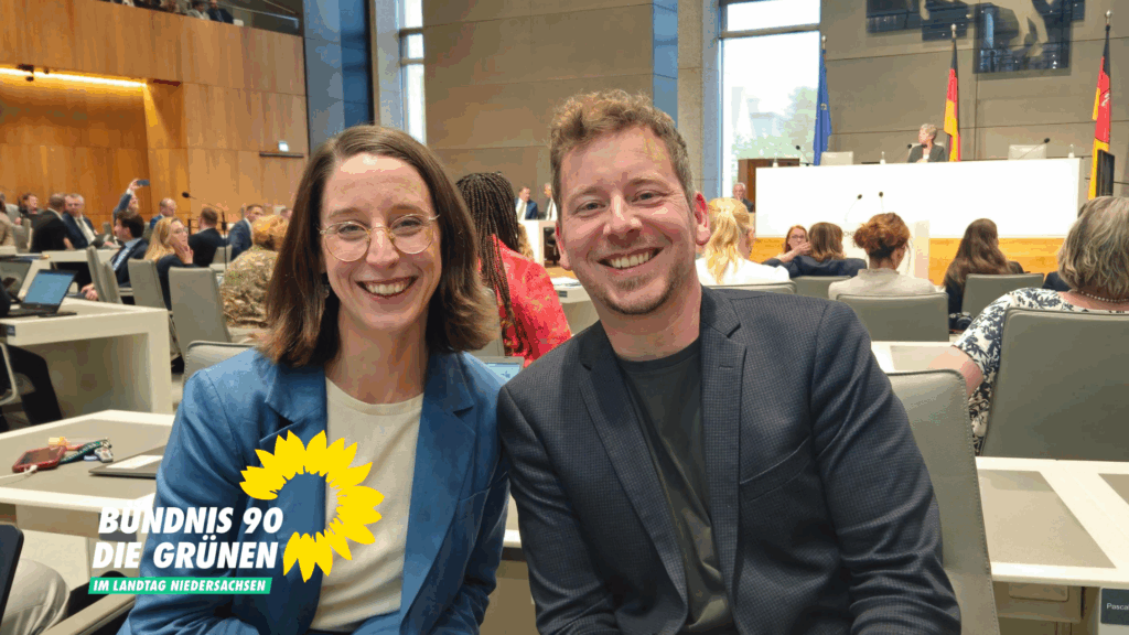 Doppelporträt: Swantje Schendel gemeinsam mit ihrem grünen Landtagsabgeordneten Pascal Mennen im Plenum des Niedersächsischen Landtags in Hannover.