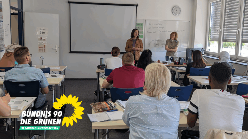 Swantje Schendel steht vor einer Klasse erwachsener Schüler*innen bei inlingua in einer Unterrichtssituation.