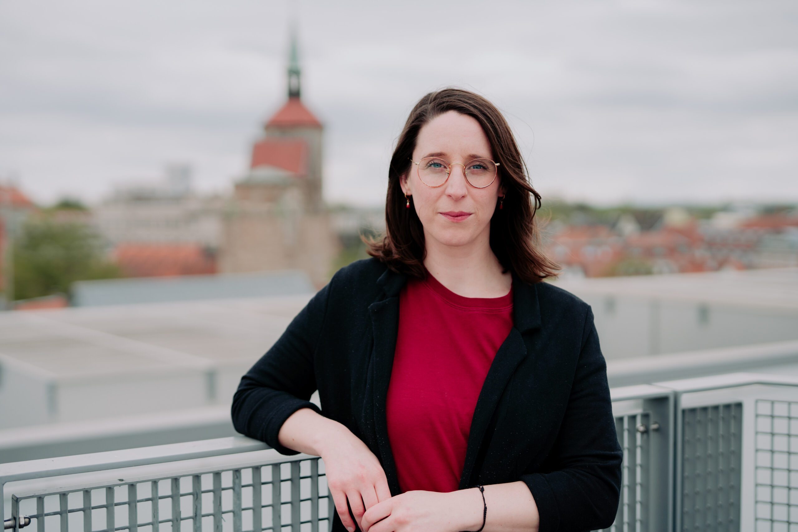 Swantje Schendel auf einem Parkdeck vor der Braunschweiger Skyline