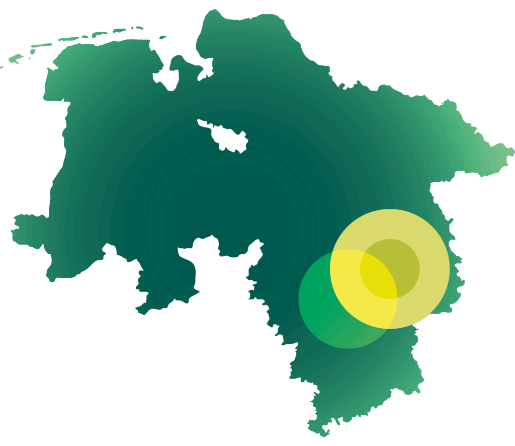 Auf einer grünen Niedersachsen-Karte sind die beiden Wahlkreise von Swantje Schendel Braunschweig und Hildesheim mit einem gelben und hellengrünen Punkt markiert.