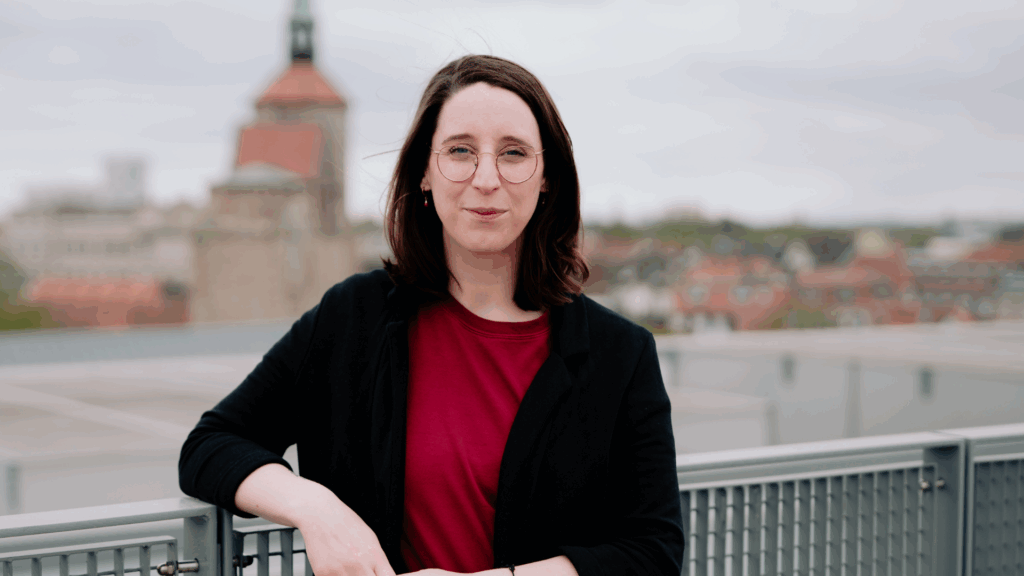 Swantje Schendel auf einem Parkdeck vor der Braunschweiger Skyline
