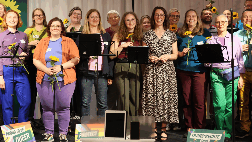 Gruppenbild mit Swantje Schendel und dem Chor Queermonics