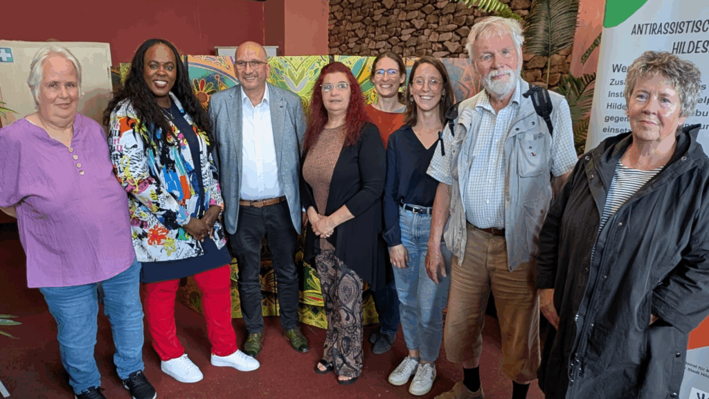 Gruppenbild mit Detlev Schulz-Hendel, Dilek Boyu, Swantje Schendel und Djenabou Diallo-Hartmann und weitere Vertreter*innen der Hildesheimer Grünen