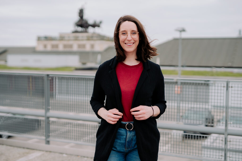 Swantje Schendel auf einem Parkdeck mit der Quadriga auf dem Schloss im Hintergrund
