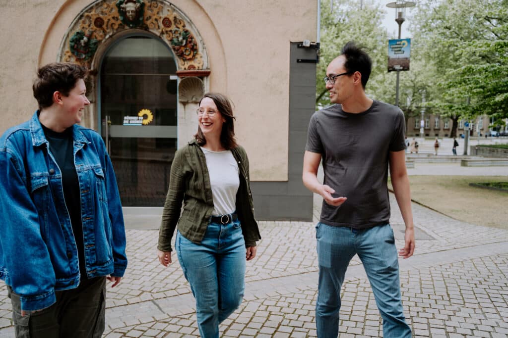 Swantje Schendel im Gespr&auml;ch mit zwei Personen