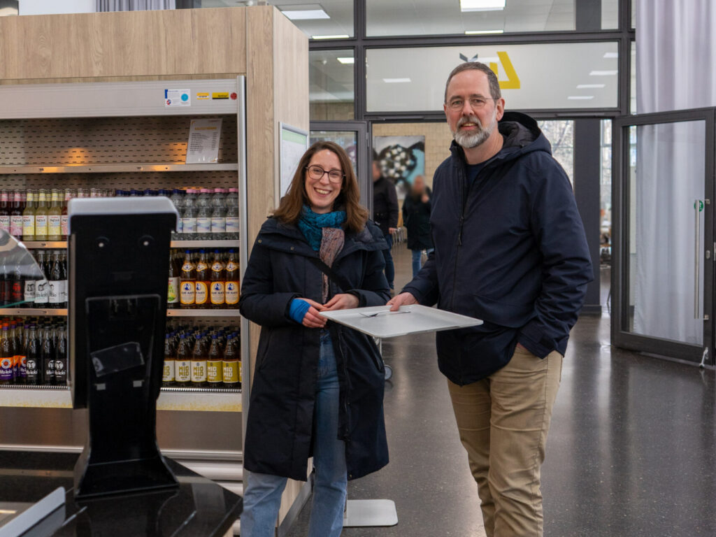 Swantje Schendel mit Sönke Nimz, Geschäftsführer STUDENTENWERK OstNiedersachsen in der Mensa 1