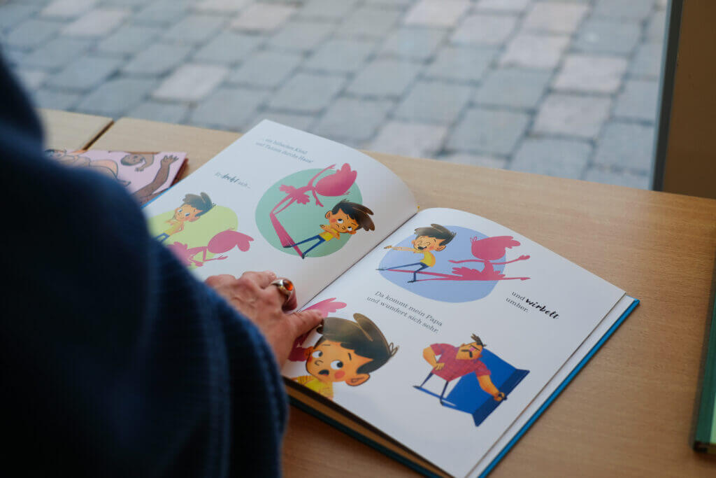 ein aufgeschlagenes Kinderbuch mit bunten Illustrationen