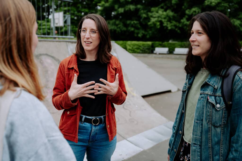 Swantje Schendel im Gespräch mit zwei jungen Frauen