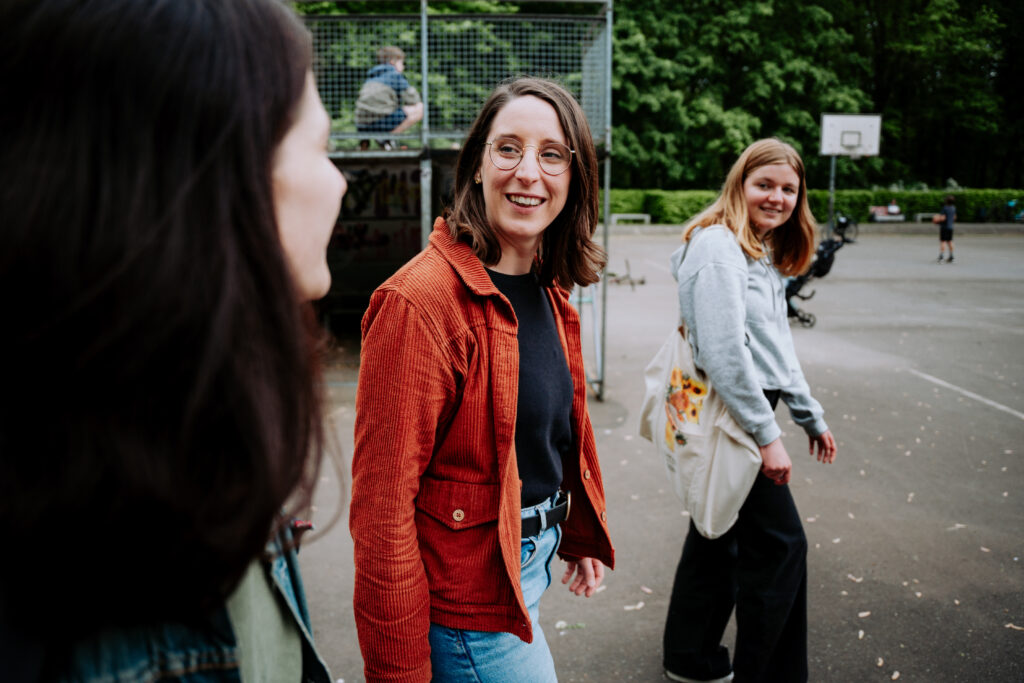 Swantje Schendel im Gespräch mit zwei jungen Frauen