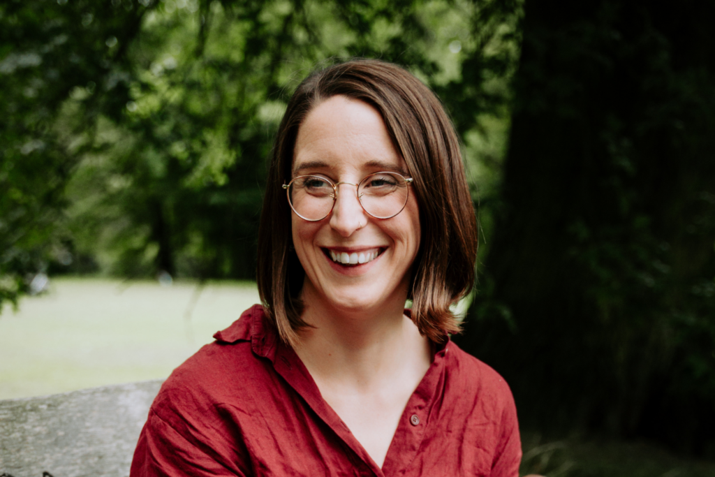 Swantje Schendel auf einer Bank im Park