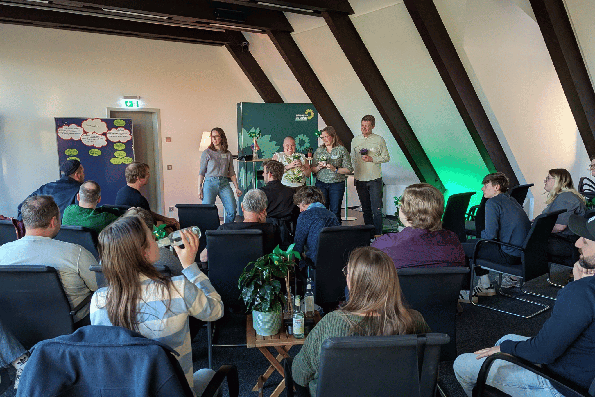 Blick in die Speeldeel: Publikum und Gäste auf dem Podium