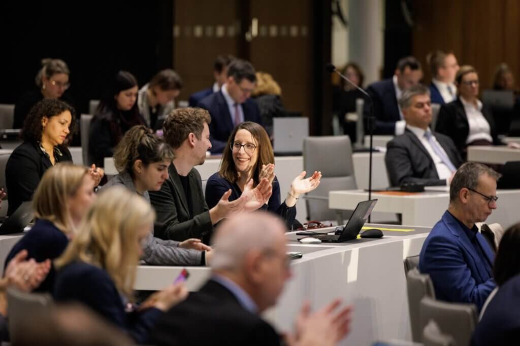 Swantje Schendel applaudierend im Landtag in Hannover